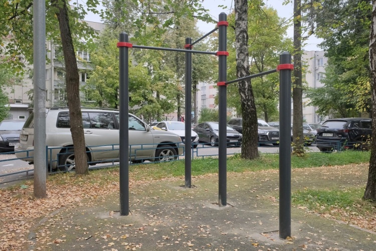 В Красногорске устанавливают новые спортивные снаряды в рамках программы «Турник в каждый двор»
