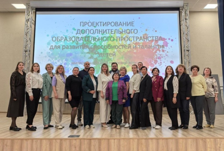 В Красногорской школе №15 прошел семинар-тренинг для педагогов дополнительного образования, участников Всероссийского конкурса профессионального мастерства «Сердце отдаю детям» и методистов