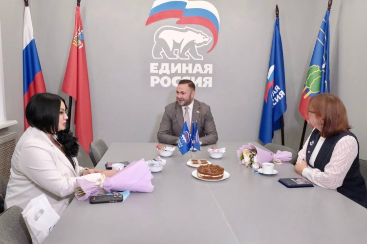 В Красногорском отделении партии «Единая Россия» прошла торжественная церемония вручения партийных билетов новым членам