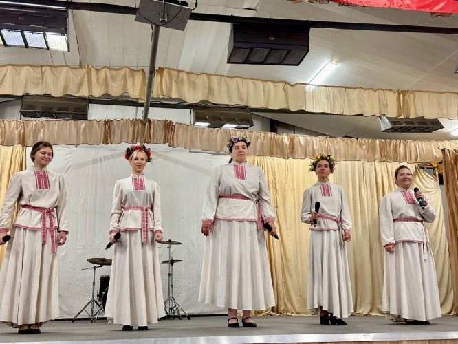 В поселке Нахабино творческие коллективы культурно-досугового комплекса «Красногорье» провели концерт для военнослужащих