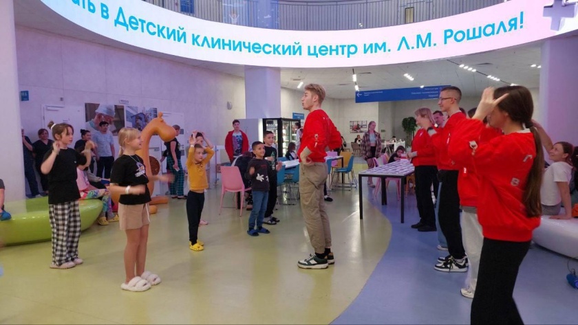 Активисты Движения Первых поддержали юных пациентов Детского клинического центра им. Л. М. Рошаля