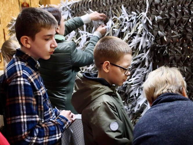 Ученики шестого прокадетского класса МБОУ Лицей № 1 в Нахабино в свободное от учёбы время помогают в создании маскировочных сетей и окопных свечей на базе храма Покрова Пресвятой Богородицы