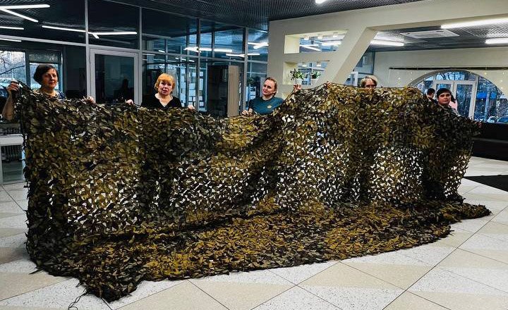 Более 500 маскировочных сетей изготовили мастерицы Центра поддержки участников СВО в Красногорске