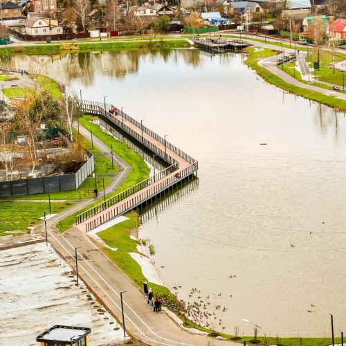 Набережная Торфяного озера в Нахабино доступна для прогулок