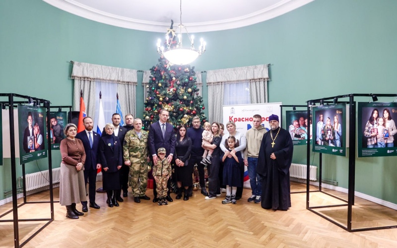 Дмитрий Волков посетил выставку фоторабот «Дети Героев»