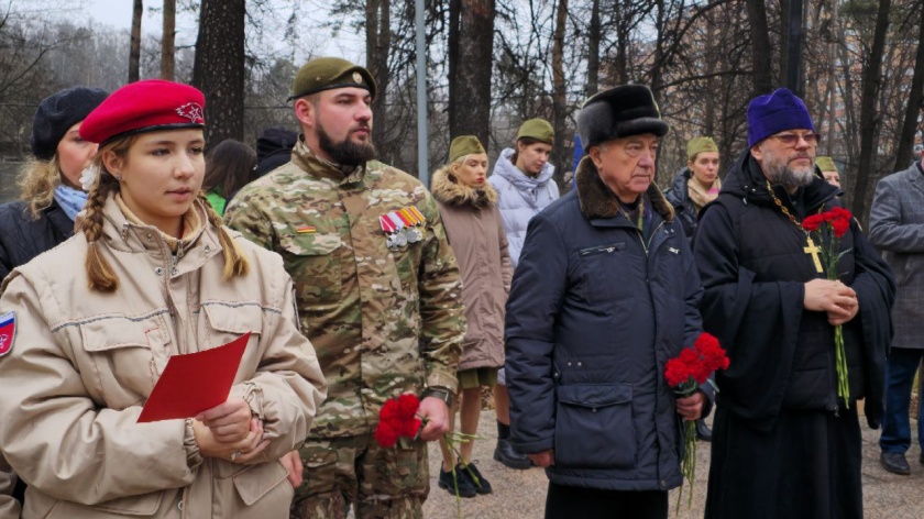 Церемония возложения цветов к Вечному огню