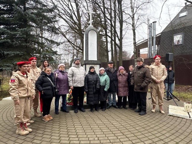 У обелиска павшим воинам в Сабурово прошла церемония возложения цветов.