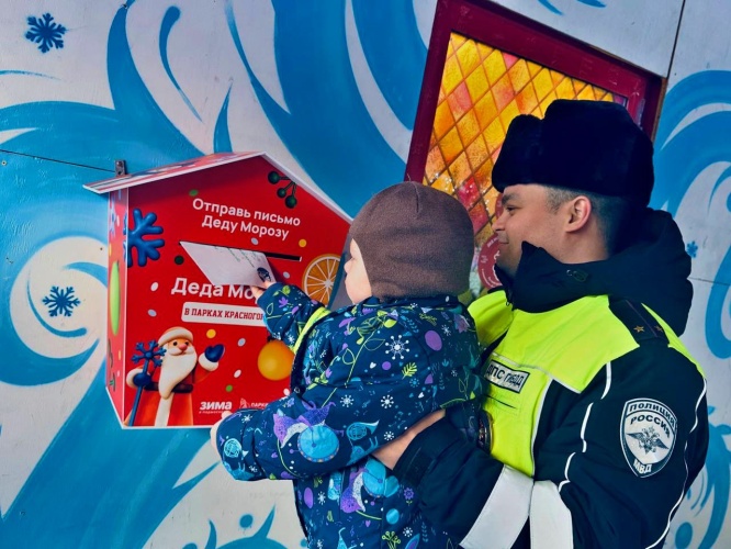 Юные участники дорожного движения обратились к Деду Морозу