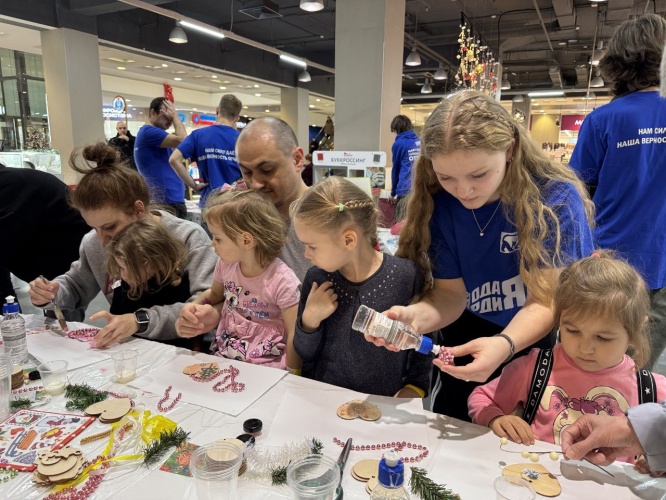 Красногорские партийцы провели ежегодную акцию «Мастерская Деда Мороза» в торговом центре «Красный кит»