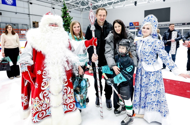 Дмитрий Волков принял участие в акции «Елка желаний» на Арене им. В.В. Петрова