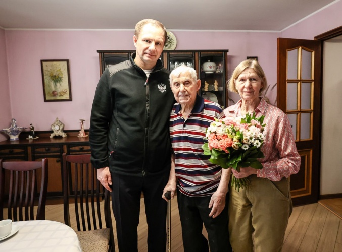 Дмитрий Волков поздравил с наступающим Новым годом и светлым праздником Рождества Христова участника Великой Отечественной войны – Николая Кузьмича Воротилина