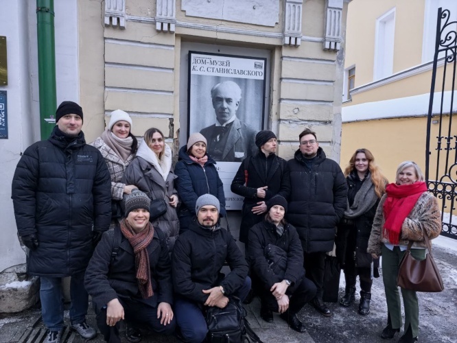 Предновогодний вечер 31 декабря актеры народного коллектива "Литературный театр "Отражение" провели в доме-музее К.С. Станиславского (Леонтьевский переулок, д.6).