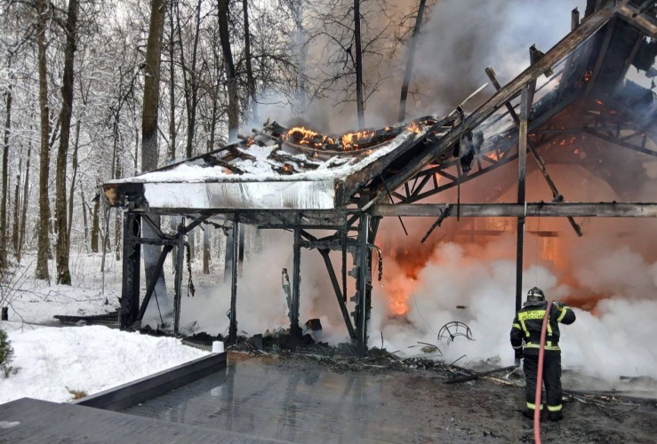 Три пожарных расчета были задействованы при ликвидации пожара отдельностоящего здания в Марьино