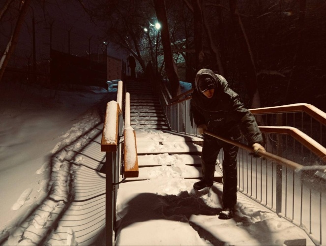 В парках Красногорска с раннего утра ведутся активные работы по уборке снега