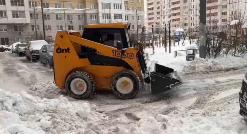 В микрорайоне Столичный на улице Вилора Трифонова полным ходом идут работы по расчистке от снега