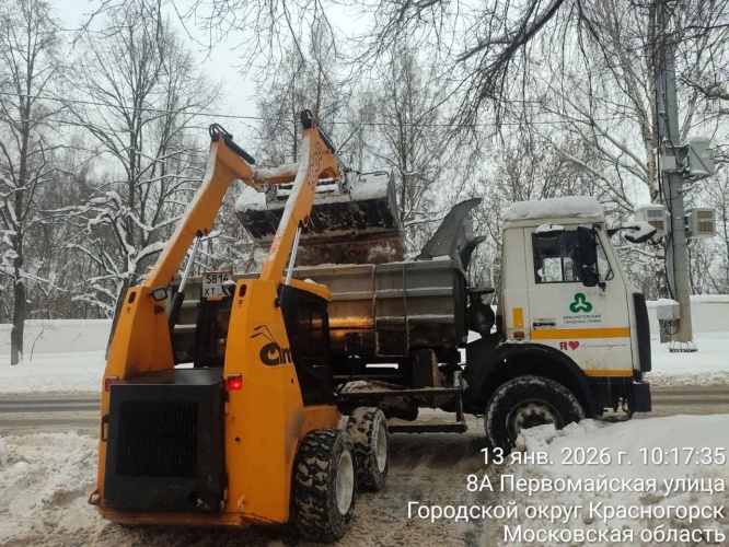Дорожно-коммунальные службы Красногорска продолжают борьбу со снежными завалами, охватившую весь городской округ. Из-за большого объёма работы уборка ведётся планомерно, круглосуточно, без остановок