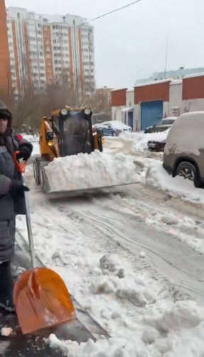 Мастер участка МБУ «Красногорская городская служба» Кирилл Куликовский рассказал о ходе работ по уборке снега в микрорайоне Чернево-2