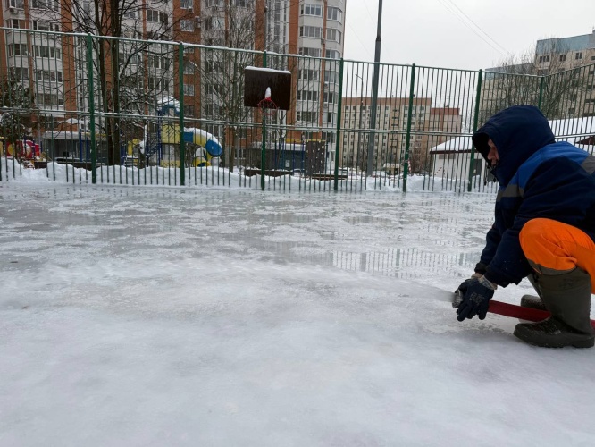 В Красногорске продолжается активная работа по заливке катков
