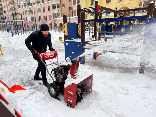 На всех территориях округа продолжаются работы по уборке снега. К профессиональным дорожным и коммунальным службам активно подключаются местные жители
