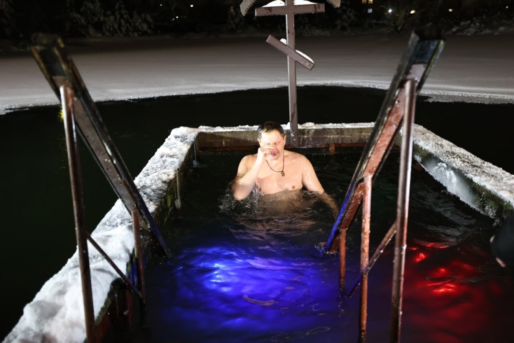 Дмитрий Волков окунулся в Крещенскую купель