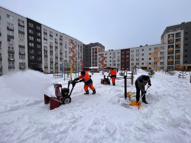 Снежный десант на улицах Красногорска – жители вместе с представителями администрации округа и депутатами вышли в эту субботу, чтобы вызволить любимый город из снежного плена