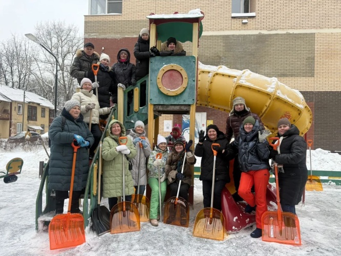 В субботнике также приняли участие представители управления образования