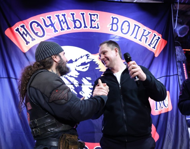 Дмитрий Волков поздравил с Днем рождения президента мотоклуба «Ночные волки» Александра «Хирурга» Залдастанова