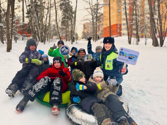 Сотрудники Госавтоинспекции Красногорска следят за безопасностью зимних развлечений горожан
