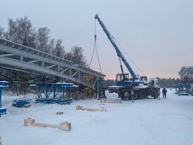 На дублере Пятницкого шоссе начались работы по армированию опор вело-пешеходного мостика через реку Синичку