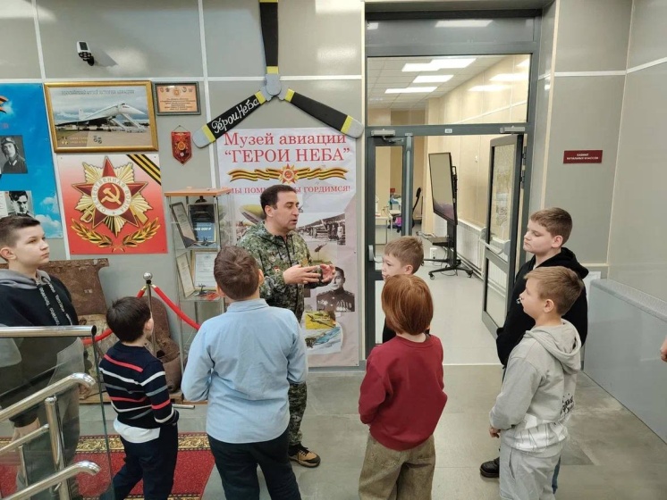В Образовательном центре «Лидер» для детей участников СВО из городского округа Красногорск волонтерская группа «Берегини СВО Красногорск» организовала экскурсию в музей «Герои неба»