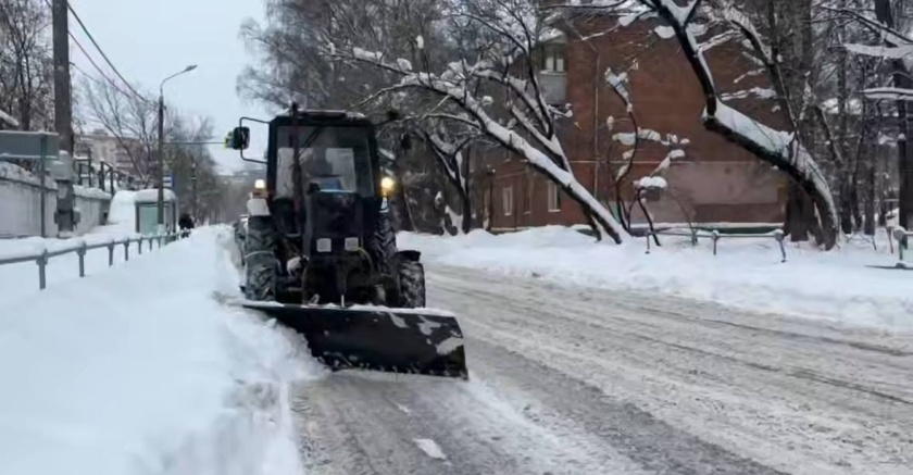 Дорожно-коммунальные службы Красногорска продолжают борьбу со снегом, охватившую весь городской округ