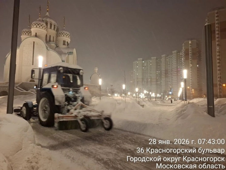 В Московской области и Красногорске в частности продолжается борьба со стихией: таких сильных снегопадов, какие накрыли регион в последние двое суток, не было уже 30 лет