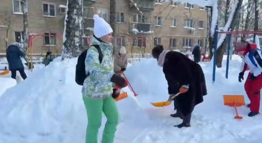 Во дворе на улице Кирова прошел зимний субботник