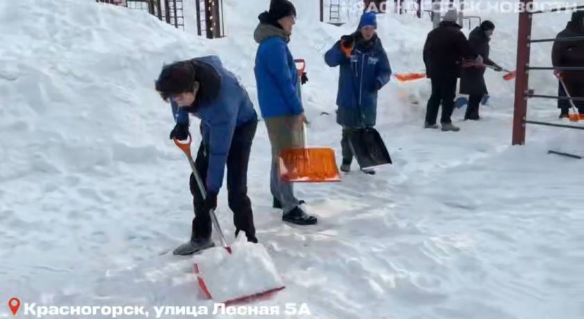 На улице Лесная провели зимний субботник