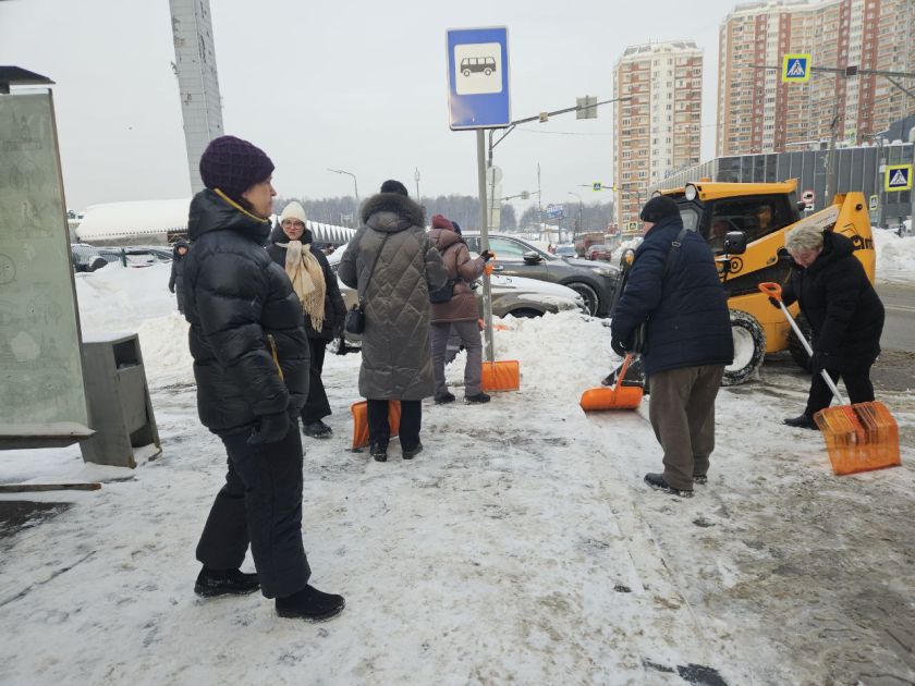 В Павшинской пойме проходит субботник на Красногорском бульваре