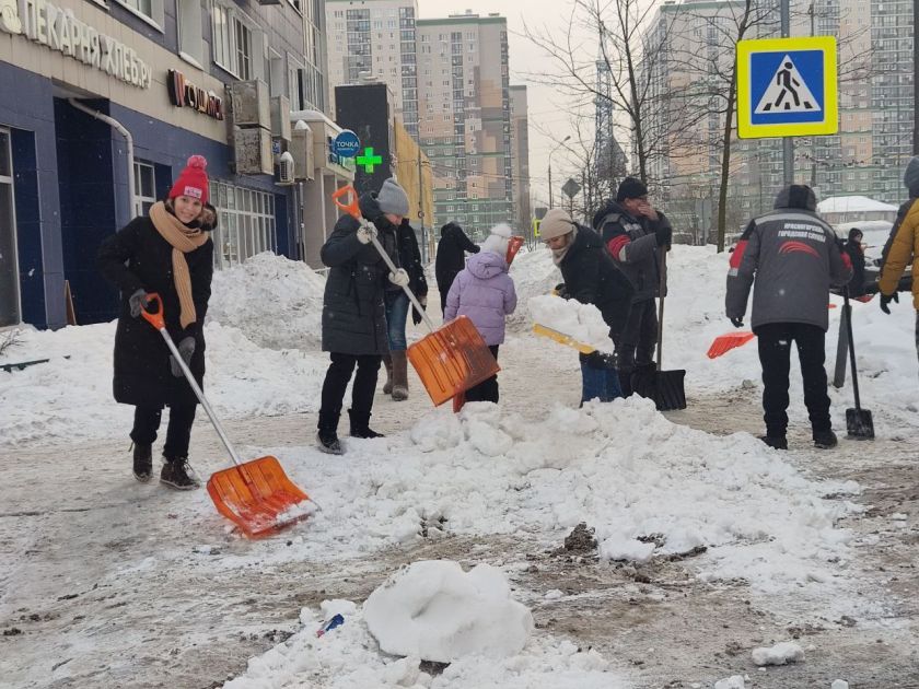 Сотрудники администрации и неравнодушные жители Путилково вышли на субботник на  Спасо-Тушинском бульваре