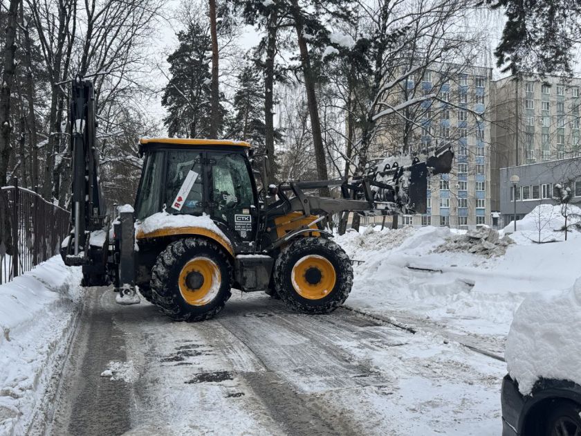 На территориях во время субботника задействована снегоуборочная техника