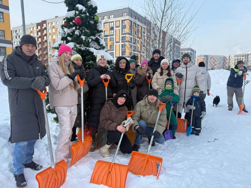 Жители ЖК «Новая Рига» совместно с заместителем главы городского округа Красногорск Даниилом Зеленевым и сотрудниками администрации вышли на субботник