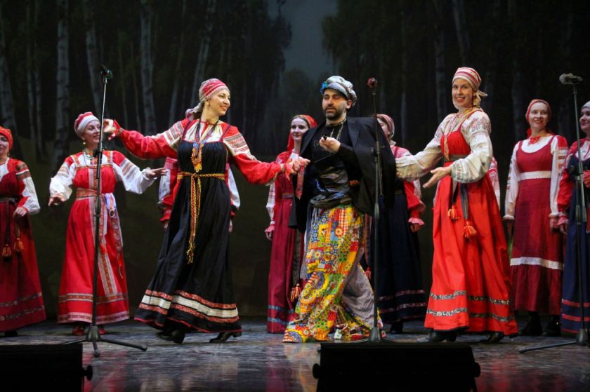 В доме культуры «Луч» села Петров-Дальнее прошёл фольклорный фестиваль, приуроченный к Году единства народов России