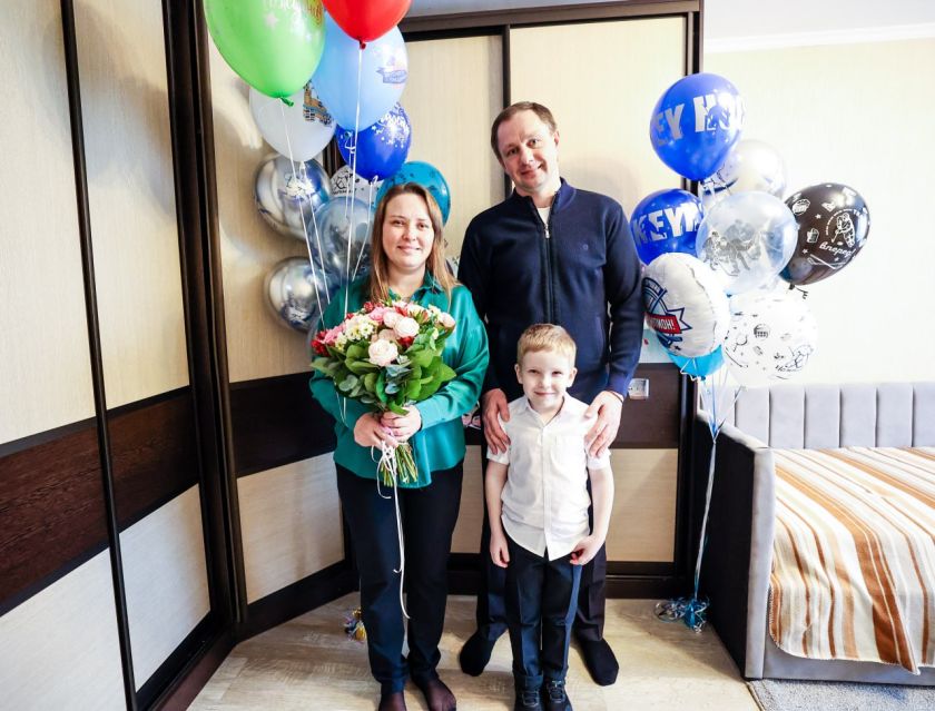 Дмитрий Волков навестил семью погибшего Героя и поздравил сына с Днём рождения