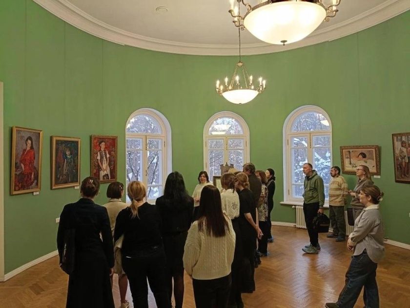 В усадьбе Знаменское-Губайлово открылась выставка портретиста Сайды Афониной