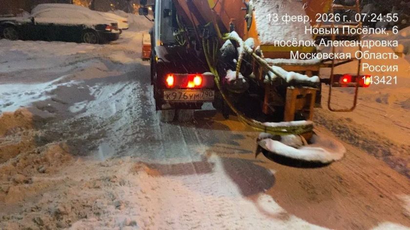 Коммунальные службы продолжают расчистку территорий округа от снега