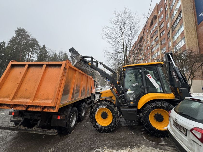 На территориях во время субботника задействована снегоуборочная техника