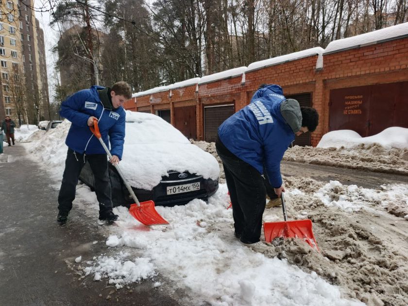 Активисты «Молодой Гвардии Единой России» вышли на субботник возле Общественной приемной партии на Лесной, 9