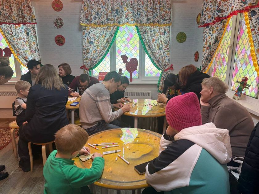 Мастер-класс по росписи деревянных сувениров прошел в Доме Масленицы в Красногорске