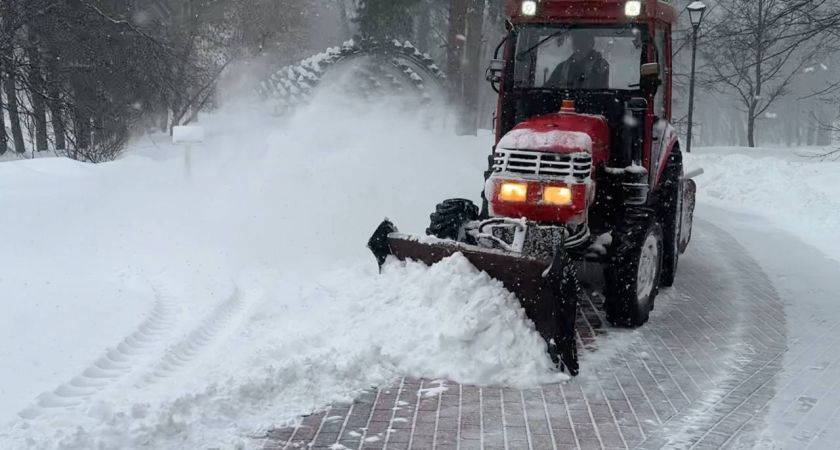 Несмотря на объемы работ, сотрудники городских служб  демонстрируют максимальную самоотдачу - процесс уборки снега в Красногорске не останавливается