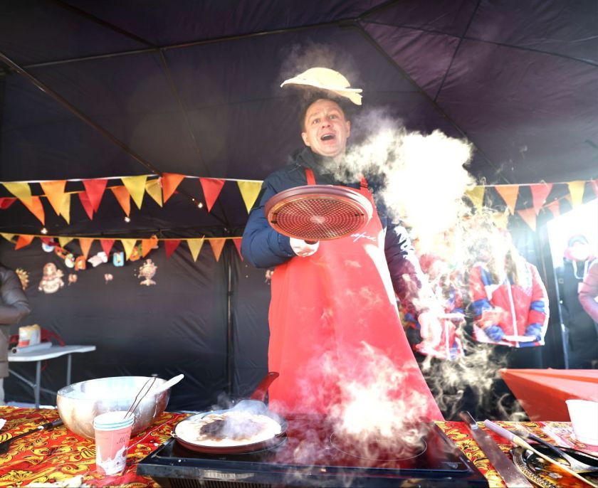 Дмитрий Волков угостил блинами гостей ледового спидвея на стадионе «Зоркий»