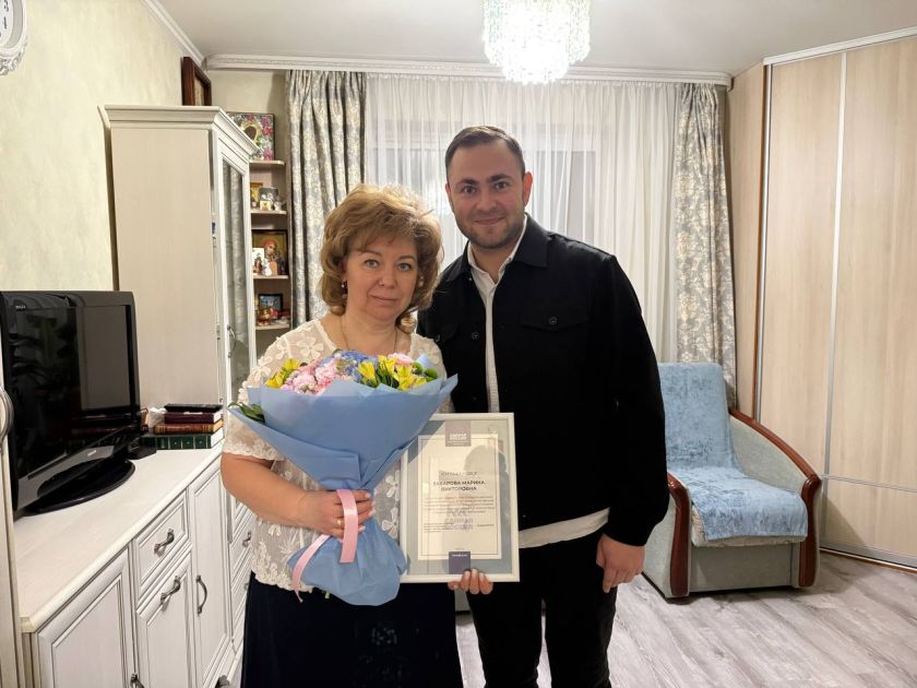 Партийцы поздравили фельдшера в Красногорске с профессиональным праздником