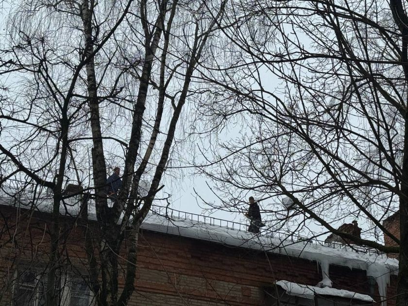 В Красногорске активно идет очистка крыш от снега и наледи