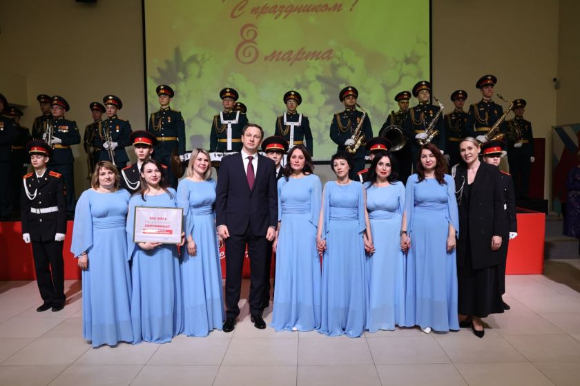 Дмитрий Волков и Сергей Колунов поздравили с 8 Марта матерей и жён участников СВО